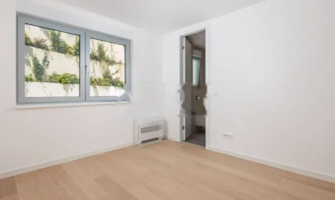 Недвижимость Трехкомнатная квартира в центре: 3