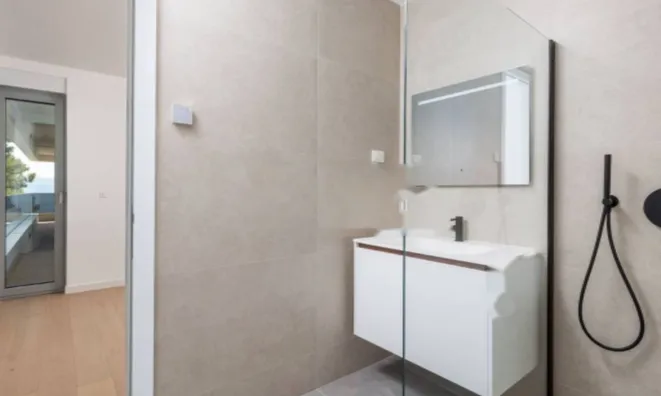 Недвижимость Трехкомнатная квартира в центре: 12