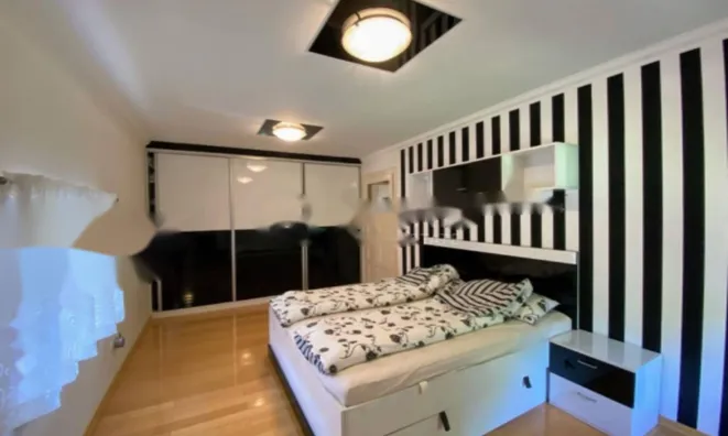 Недвижимость Трехкомнатная квартира, Центр: 17