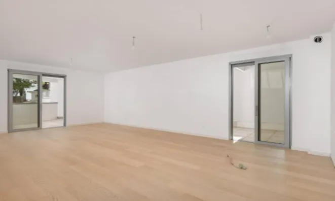 Недвижимость Трехкомнатная квартира, Центр: 17