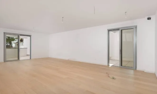 Недвижимость Трёхкомнатная квартира, Опатия: 10