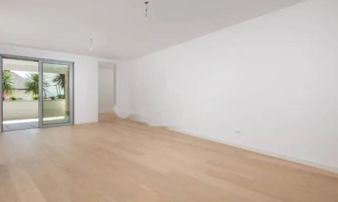 Недвижимость Трехкомнатная квартира в центре: 1