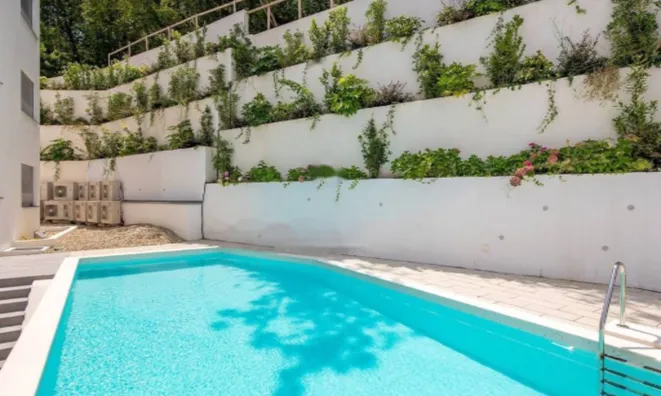 Недвижимость Трехкомнатная квартира в центре: 8