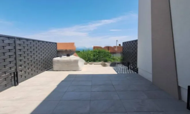 Недвижимость Квартира на 4 комнаты, Опатия: 17