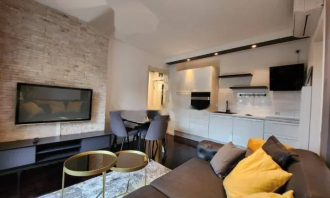 Недвижимость Трёхкомнатная квартира в центре: 2