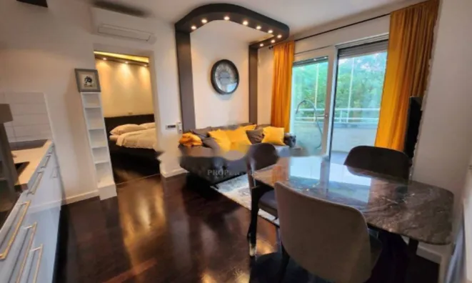 Недвижимость Трёхкомнатная квартира в центре: 4