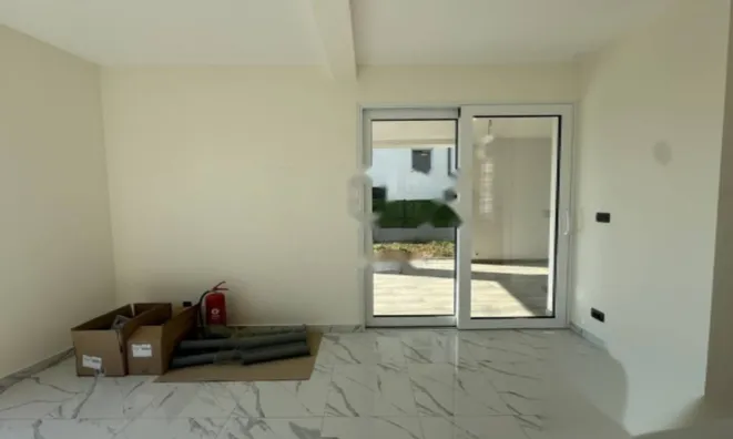 Недвижимость Трехкомнатная квартира в центре: 13