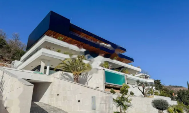 Недвижимость Трехкомнатная квартира в центре: 13