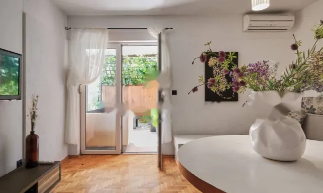 Недвижимость Двухкомнатная квартира в центре: 11