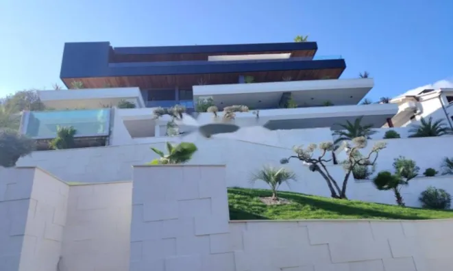 Недвижимость Трехкомнатная квартира, Центр: 2