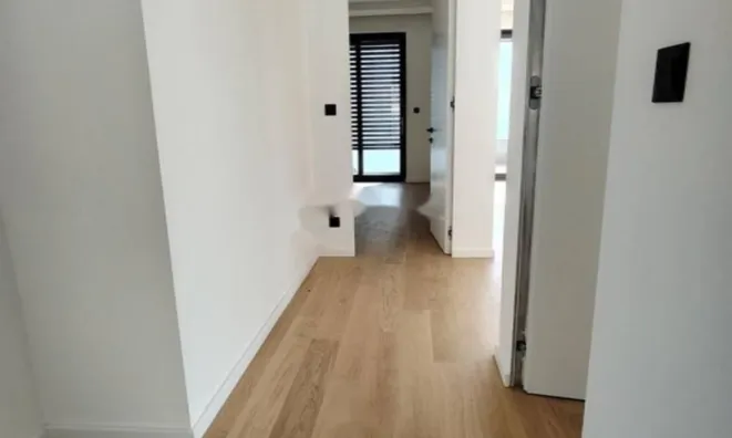 Недвижимость Трехкомнатная квартира, Центр: 9