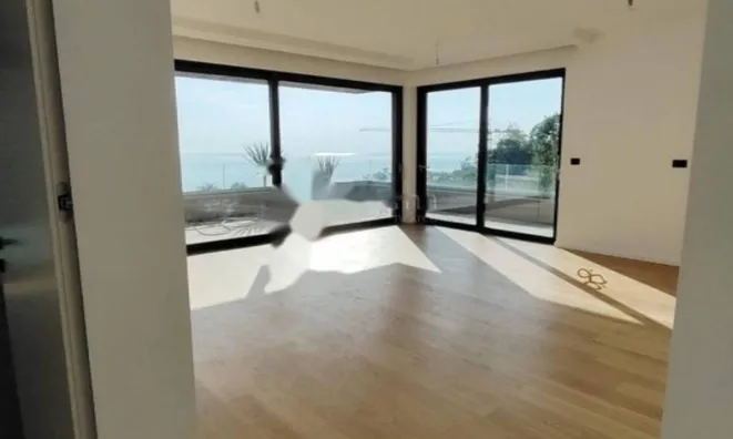 Недвижимость Трехкомнатная квартира, Центр: 11