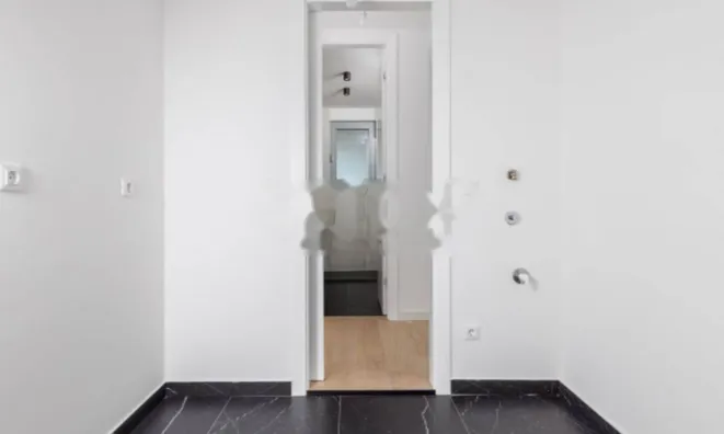 Недвижимость Трехкомнатная квартира в центре: 11