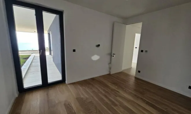 Недвижимость Двухкомнатная квартира в центре: 8