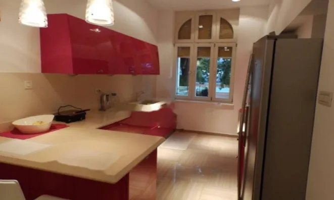 Недвижимость Трехкомнатная квартира в центре: 8