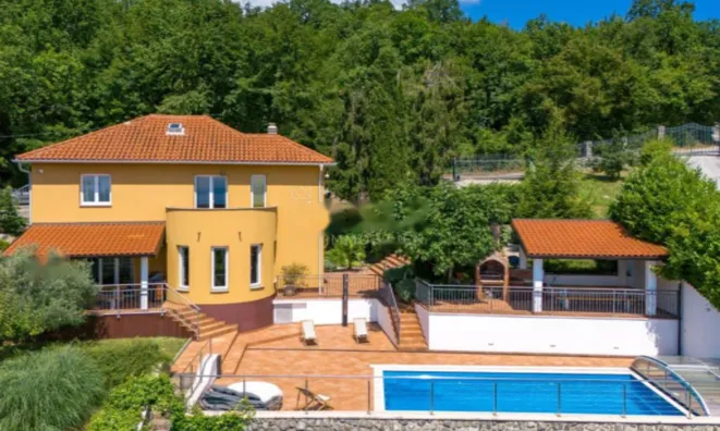 Недвижимость Семейный дом 200 м², Запад: 2