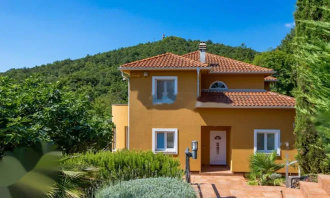 Недвижимость Семейный дом 200 м², Запад: 4