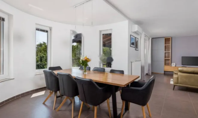 Недвижимость Семейный дом 200 м², Запад: 10