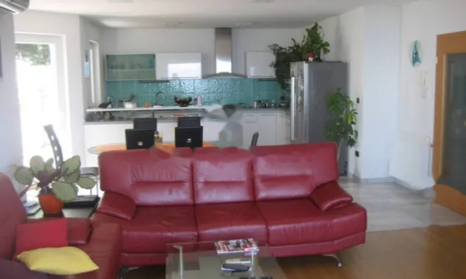 Недвижимость Трёхкомнатная квартира центр: 4