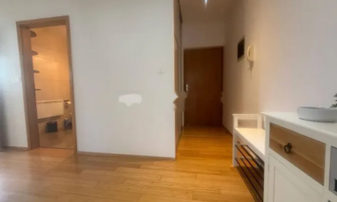 Недвижимость Трехкомнатная квартира, Опатия: 9