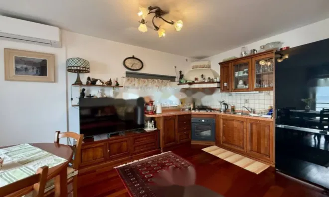 Недвижимость Трехкомнатная квартира, Центр: 6