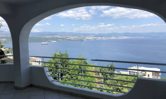 Недвижимость Трехкомнатная квартира в центре: 2