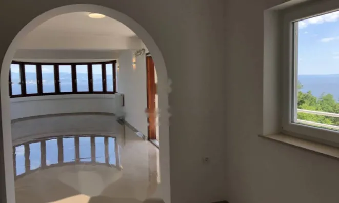 Недвижимость Трехкомнатная квартира в центре: 5