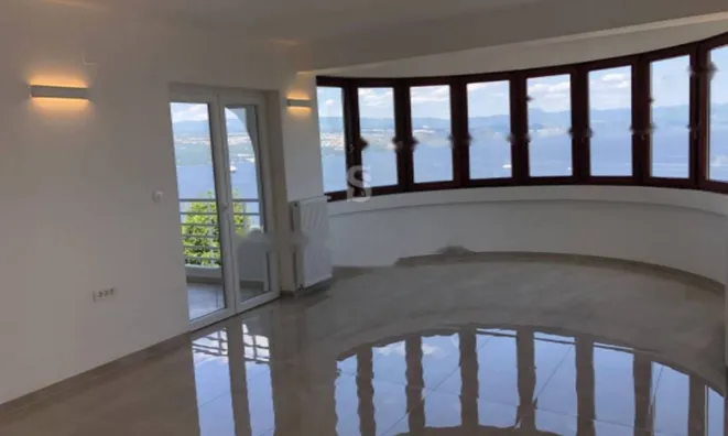 Недвижимость Трехкомнатная квартира в центре: 6