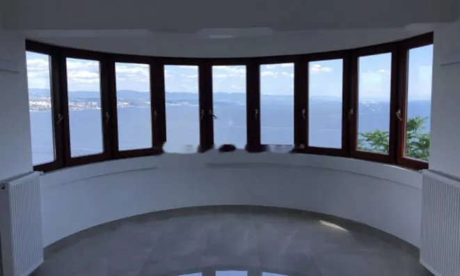 Недвижимость Трехкомнатная квартира в центре: 8