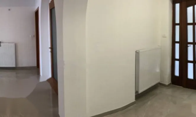 Недвижимость Трехкомнатная квартира в центре: 9