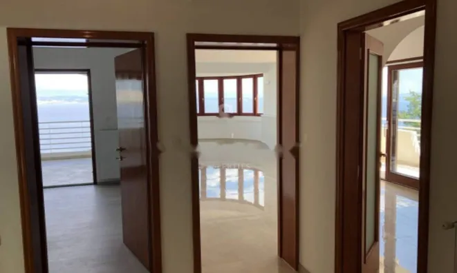 Недвижимость Трехкомнатная квартира в центре: 15