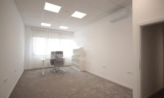 Недвижимость Офисное помещение Стегне: 4