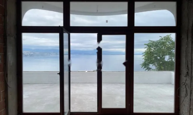 Недвижимость Трехкомнатная квартира в центре: 9