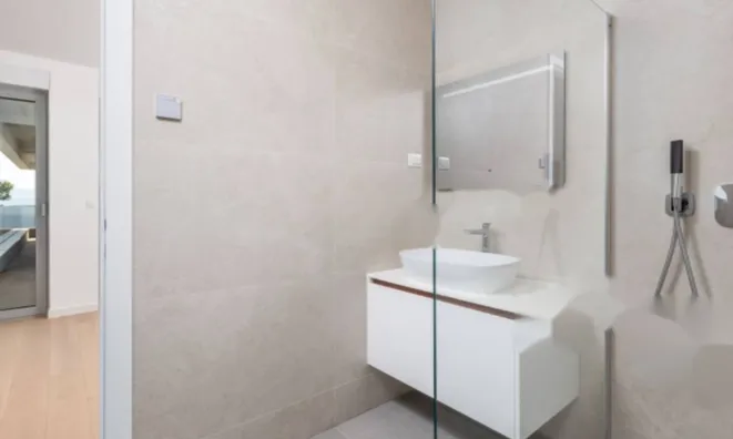 Недвижимость Трёхкомнатная квартира центр: 27