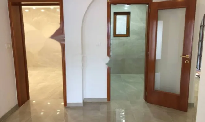 Недвижимость Трехкомнатная квартира в центре: 7