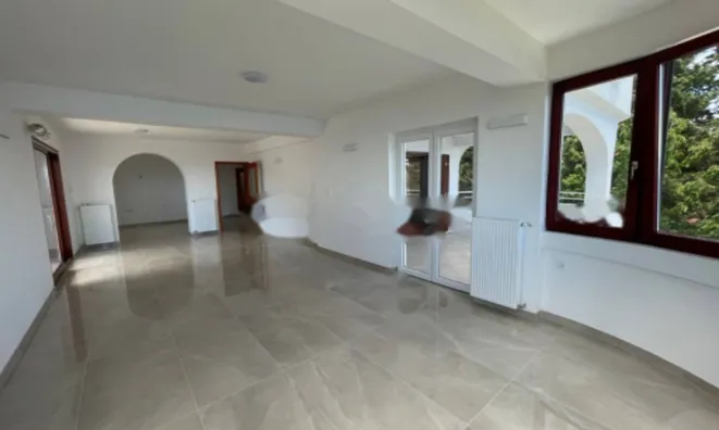 Недвижимость Трехкомнатная квартира в центре: 10