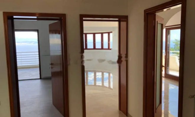 Недвижимость Трехкомнатная квартира в центре: 12