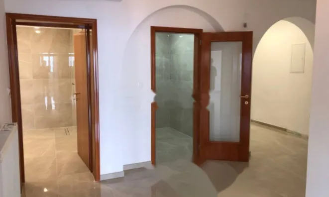 Недвижимость Трехкомнатная квартира в центре: 14