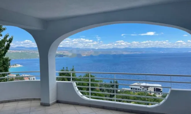 Недвижимость Трехкомнатная квартира в центре: 18