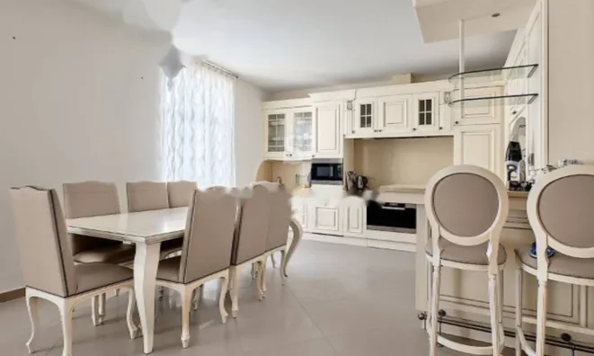 Недвижимость Трехкомнатная квартира в центре: 1