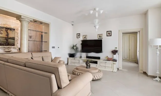 Недвижимость Трехкомнатная квартира в центре: 5