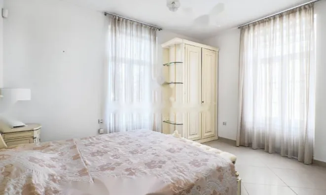 Недвижимость Трехкомнатная квартира в центре: 12