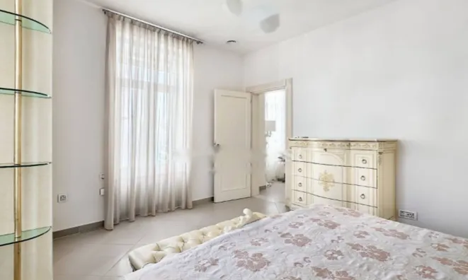 Недвижимость Трехкомнатная квартира в центре: 14