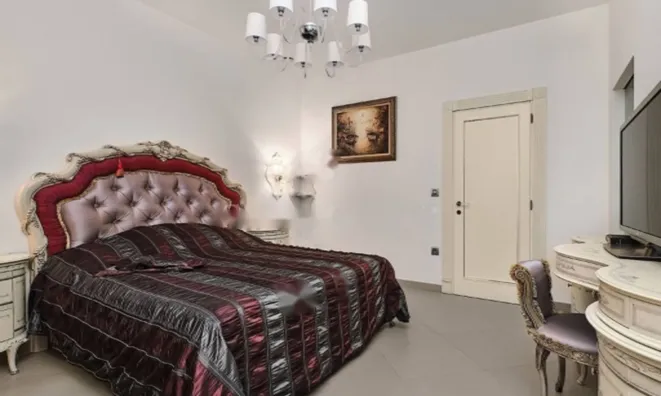 Недвижимость Трехкомнатная квартира в центре: 17