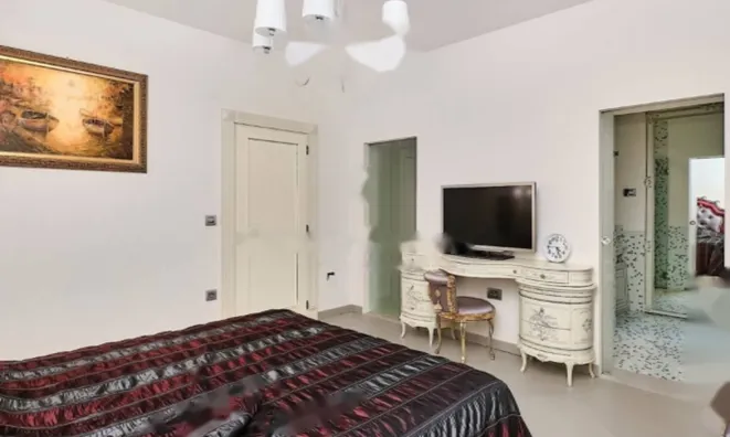 Недвижимость Трехкомнатная квартира в центре: 18