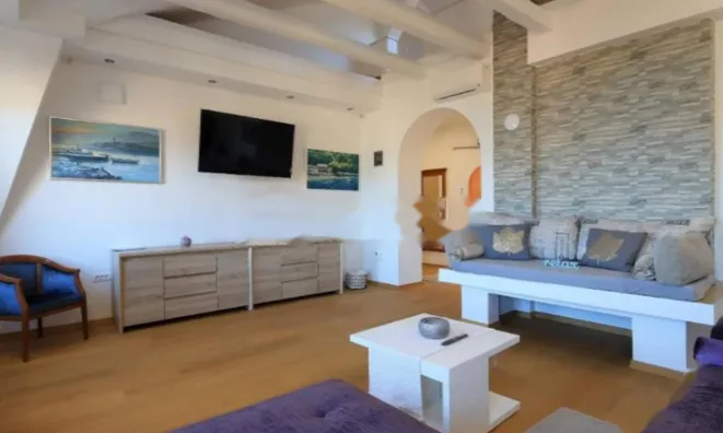 Недвижимость Четырехкомнатная квартира, Центр: 3