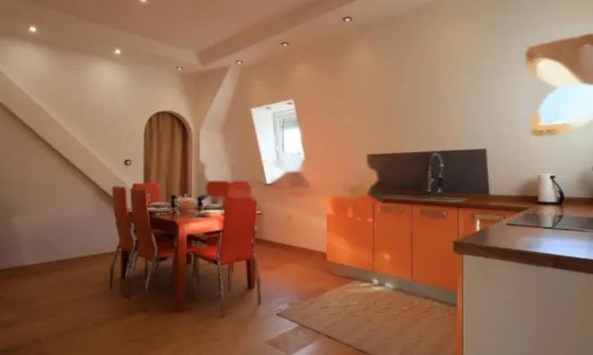 Недвижимость Четырехкомнатная квартира, Центр: 5