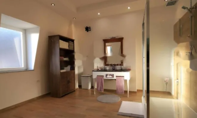 Недвижимость Четырехкомнатная квартира, Центр: 7