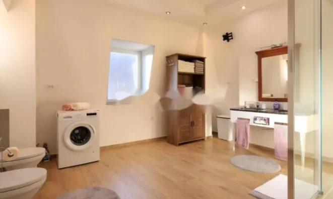 Недвижимость Четырехкомнатная квартира, Центр: 8