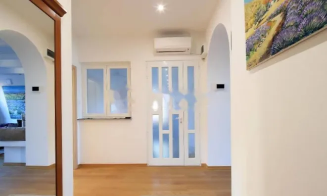 Недвижимость Четырехкомнатная квартира, Центр: 9